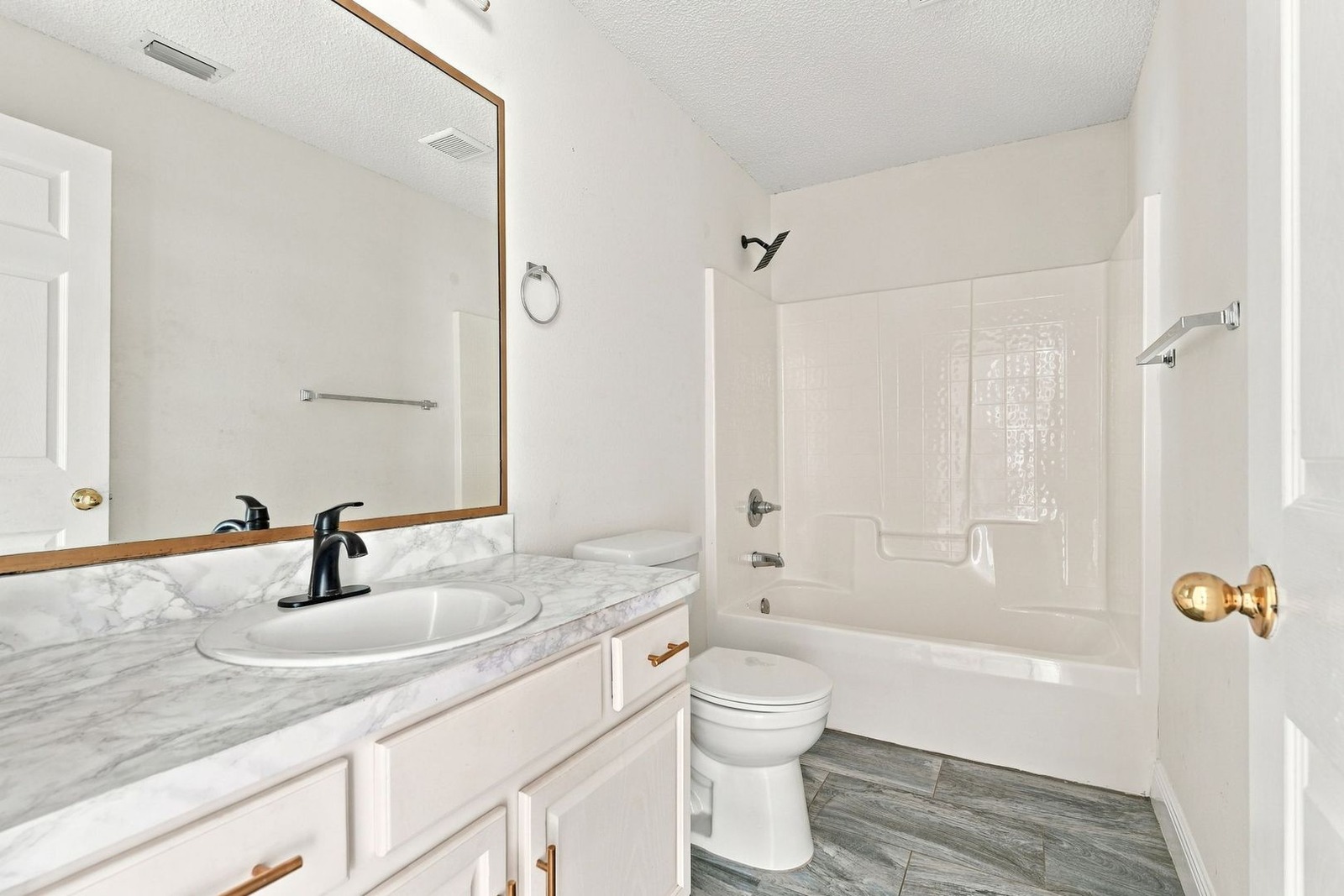 Guest bath with tub and shower at 707 Merrimac St SE