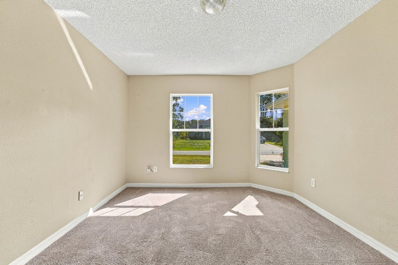 Third bedroom with two windows at 707 Merrimac St SE