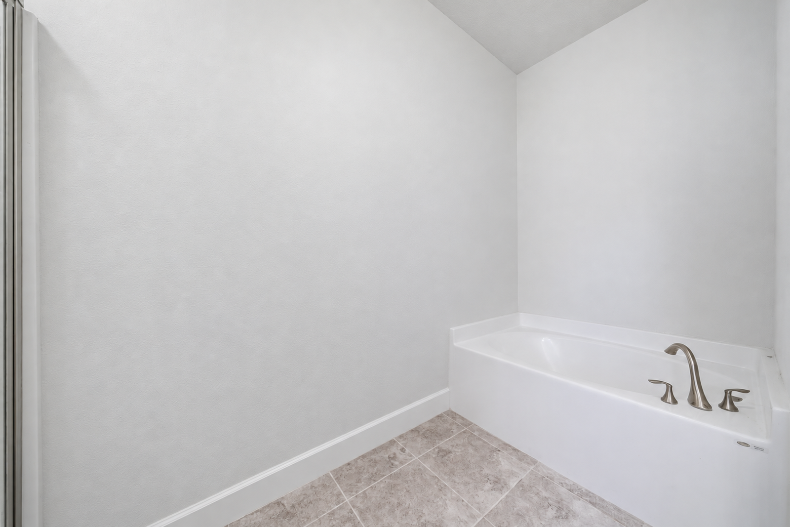 Primary bath soaking tub at 1261 Tupelo Cir