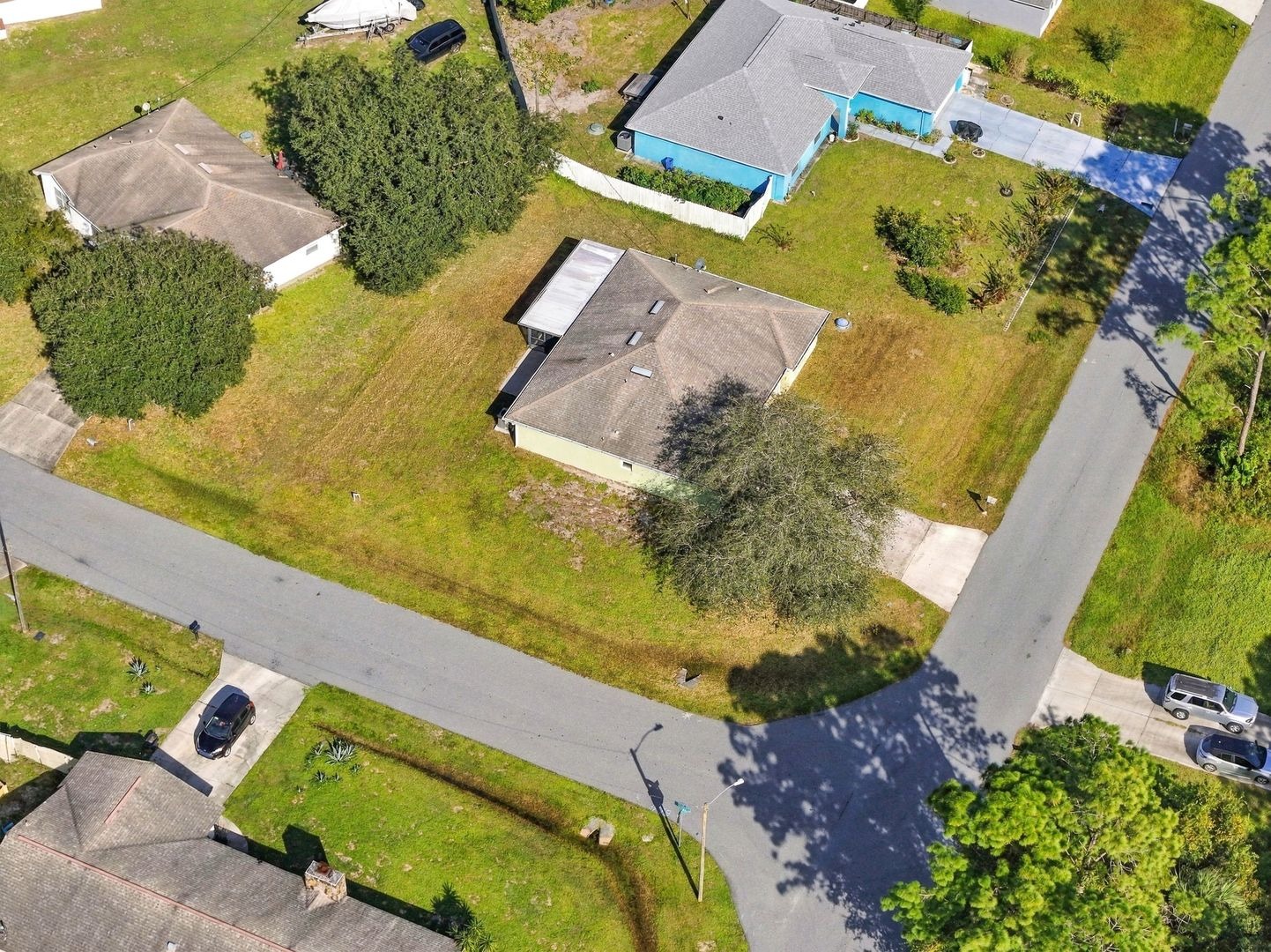 Overhead aerial view of 707 Merrimac St SE and neighboring homes