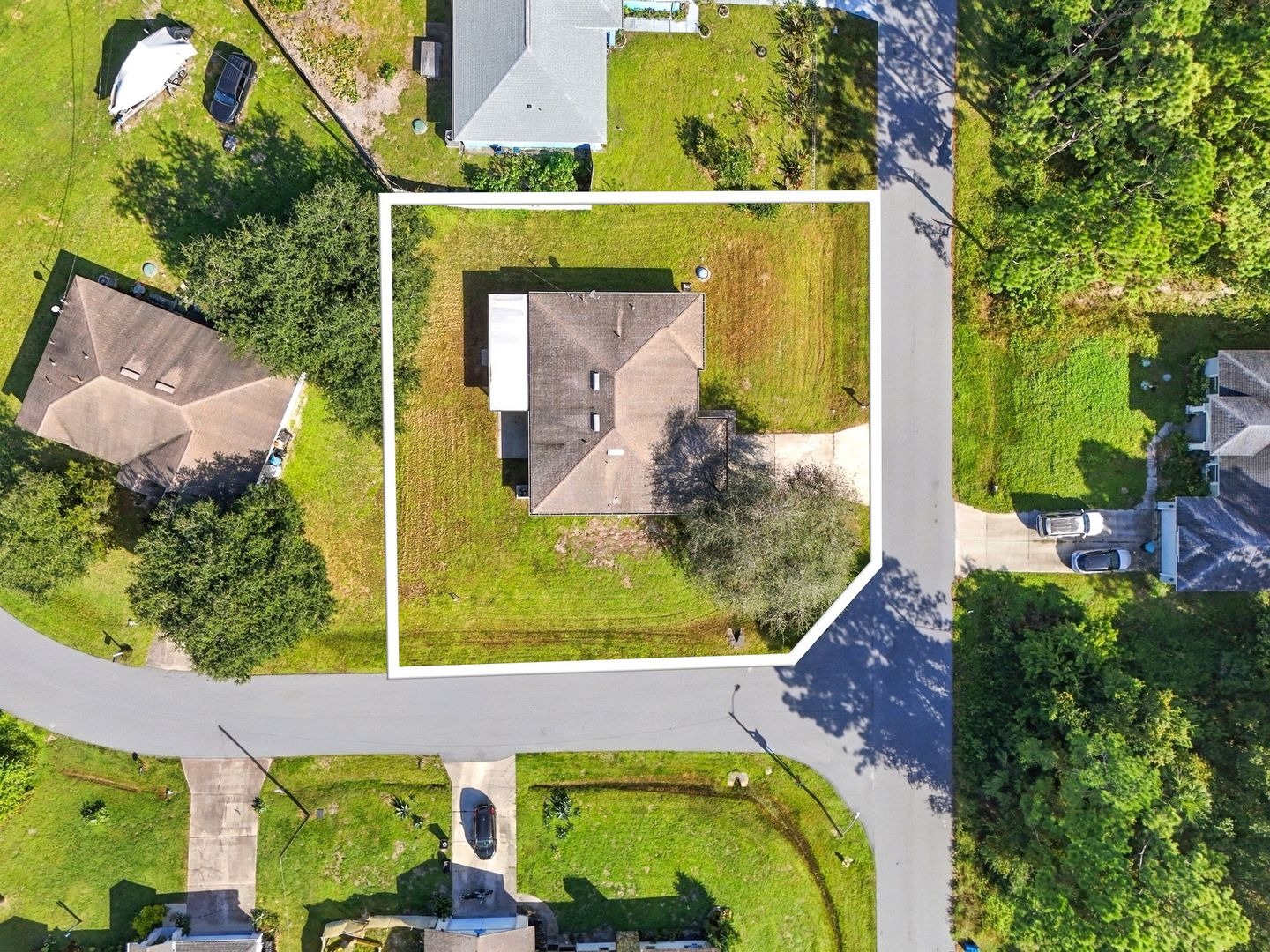 Overhead aerial view with the lot of 707 Merrimac St SE outlined