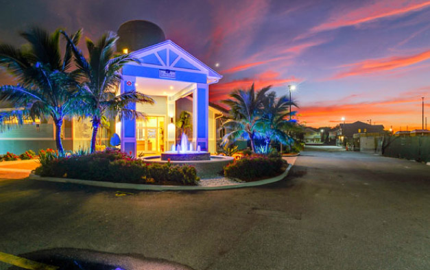 Clubhouse at sunset with fountain