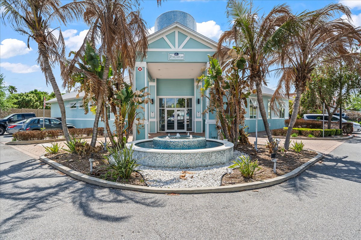 Clubhouse entrance with fountain