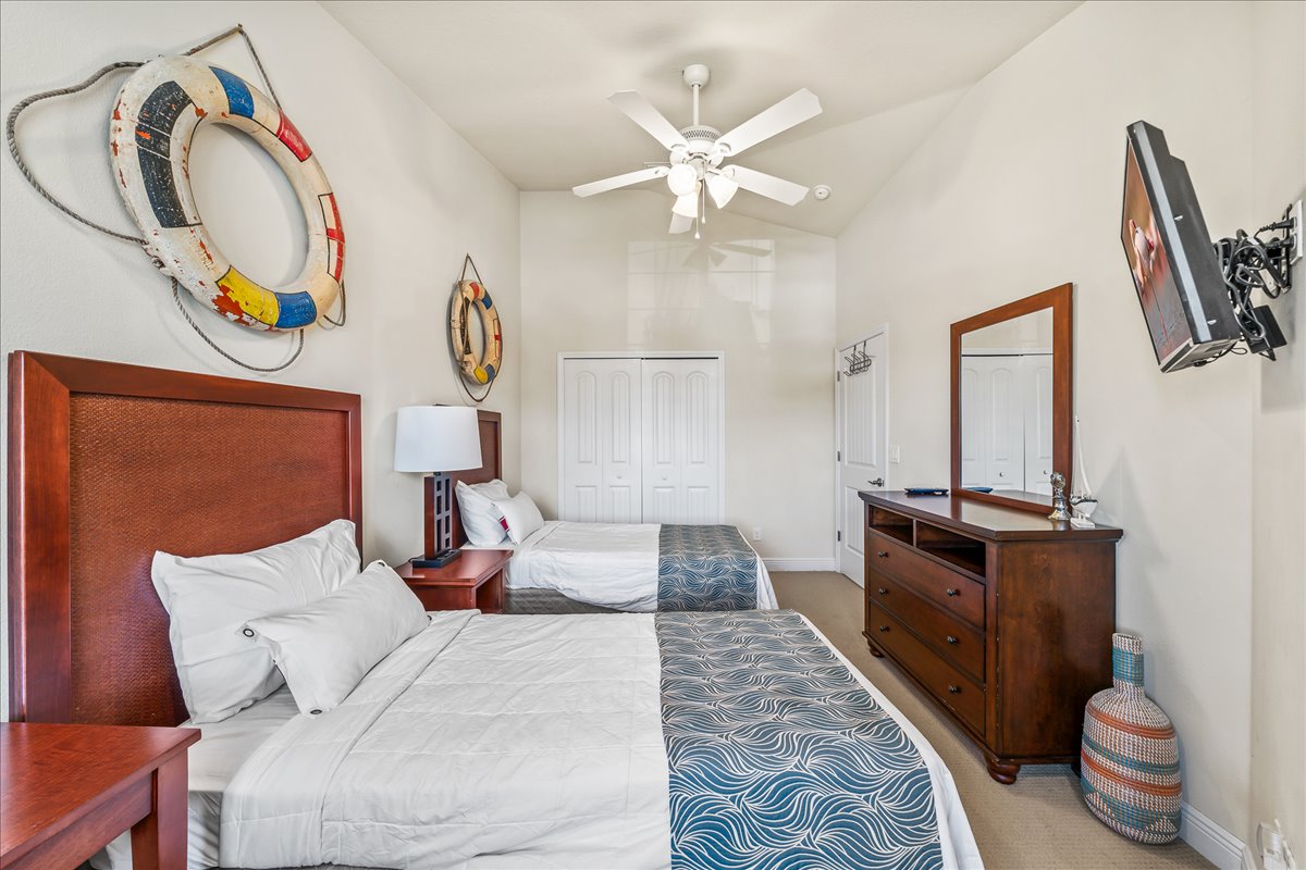 Third bedroom with twin beds and nautical décor