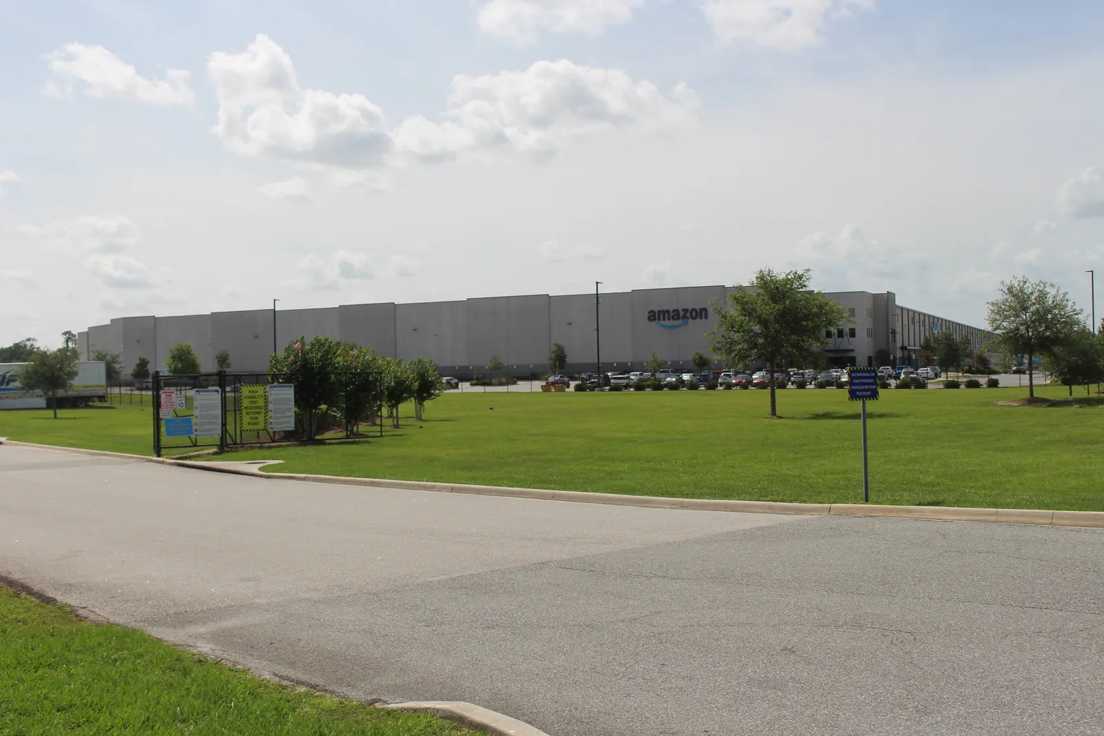 A large modern Central Florida distribution center, the kind of building found in Groveland's Ford Commerce Park